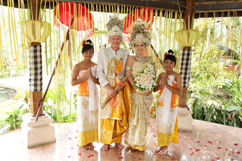 Villa Kompiang Bali Wedding - photo in Royal Bali costume