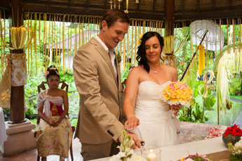 Villa Kompiang Bali Wedding - the wedding ceremony starts