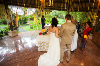 Villa Kompiang Bali Wedding - wedding ceremony in the pavilion