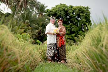 Villa Kompiang Bali Wedding - photo in traditional Bali costume