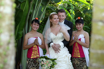 Villa Kompiang Bali Wedding - photo session in the garden
