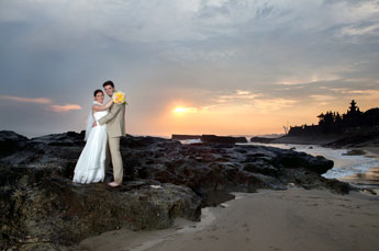 Villa Kompiang Bali Wedding - photo session at sunset time