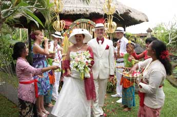 Villa Kompiang Bali Wedding - flower shower after wedding